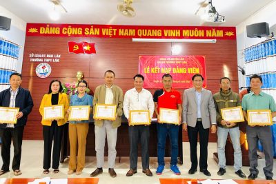 KHEN THƯỞNG ĐẢNG VIÊN HOÀN THÀNH XUẤT SẮC NHIỆM VỤ NĂM 2024 VÀ KẾT NẠP ĐẢNG VIÊN MỚI