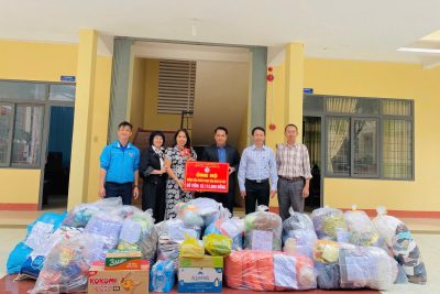 BÀN GIAO VẬT PHẨM VÀ KINH PHÍ QUYÊN GÓP HỖ TRỢ ĐỒNG BÀO VÙNG LŨ – TRƯỜNG THPT LĂK