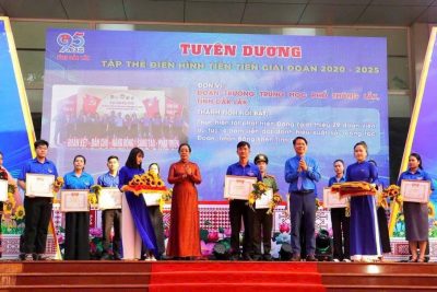 ĐOÀN TRƯỜNG THPT LẮK VINH DỰ NHẬN BẰNG KHEN CỦA TỈNH ĐOÀN